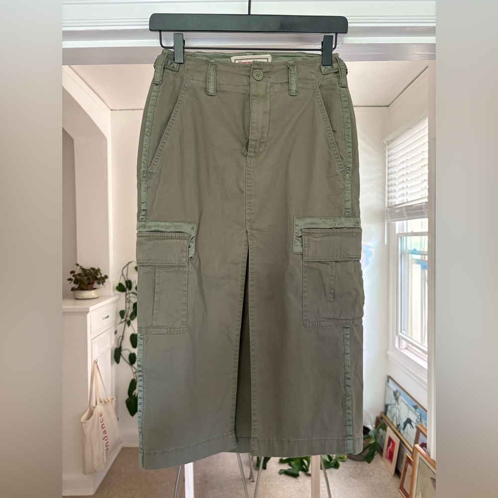 Abercrombie and Fitch Olive Green Cargo Midi Skirt - Y2K